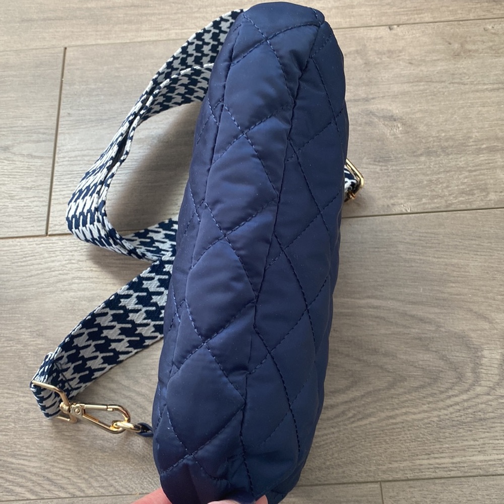 Social Threads quilted crossbody bag. - Picture 3 of 4